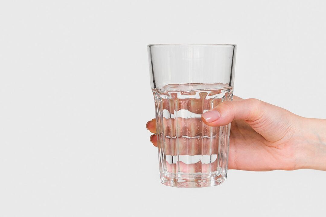 E Glas Waasser mat verdënntem Pudder zxcvbnMqwert